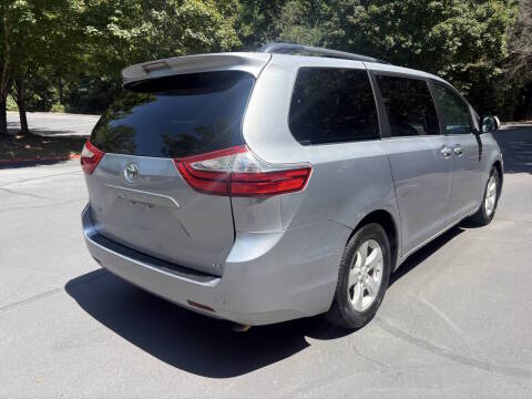 2015 Toyota Sienna LE FWD photo