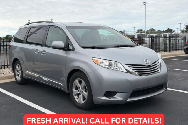 2015 Toyota Sienna LE FWD photo