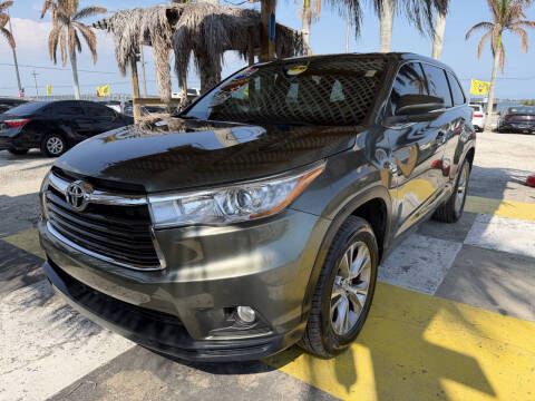 2015 Toyota Highlander LE Plus FWD photo
