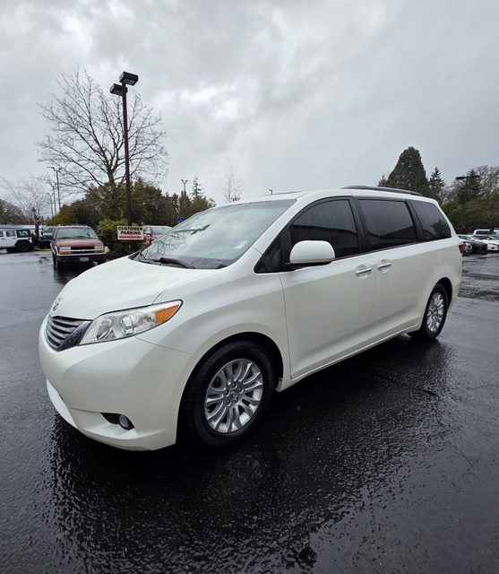 2015 Toyota Sienna XLE FWD photo