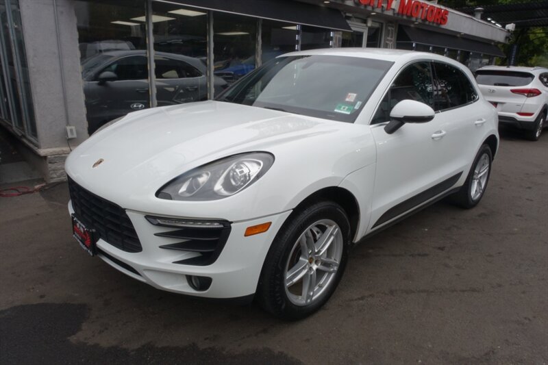 2016 Porsche Macan S AWD photo