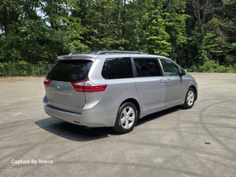 2015 Toyota Sienna LE FWD photo