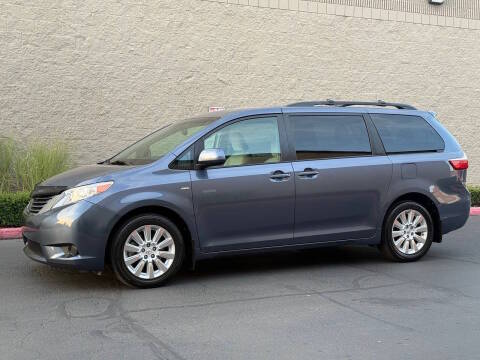 2016 Toyota Sienna LE AWD photo