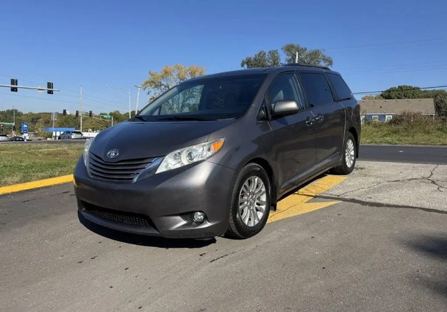 2016 Toyota Sienna XLE Premium FWD photo