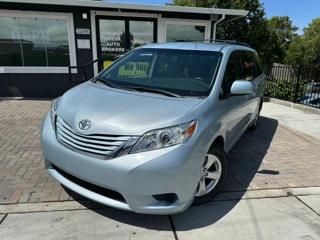 2016 Toyota Sienna LE FWD photo
