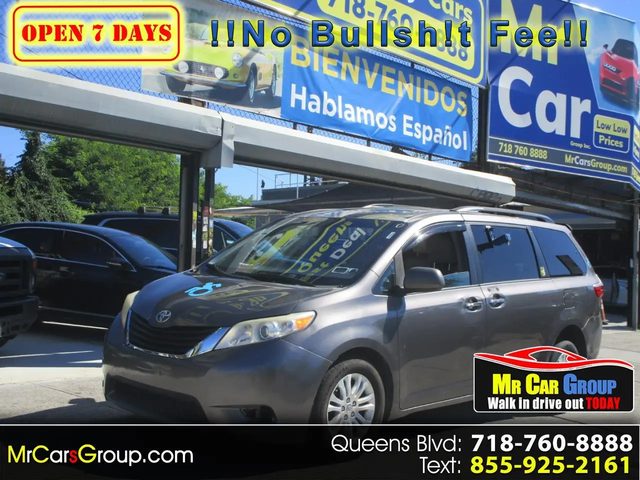 2016 Toyota Sienna XLE FWD photo