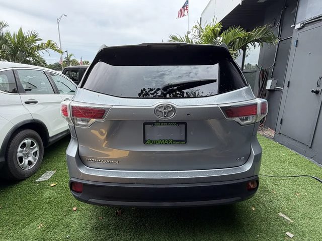 2016 Toyota Highlander LE Plus FWD photo