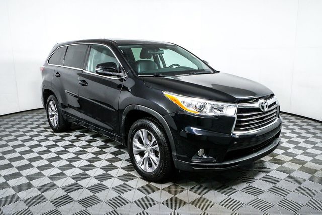 2015 Toyota Highlander LE Plus FWD photo