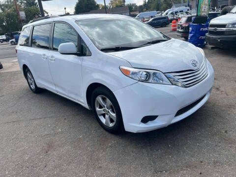 2015 Toyota Sienna LE FWD photo