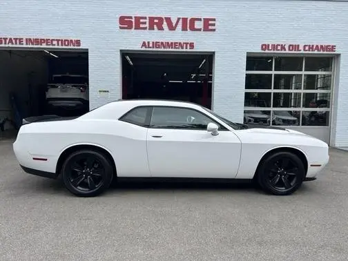 2016 Dodge Challenger SXT RWD photo