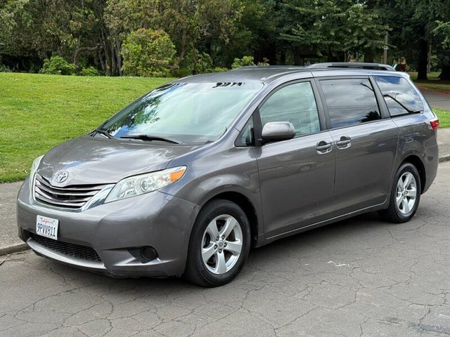 2016 Toyota Sienna LE FWD photo