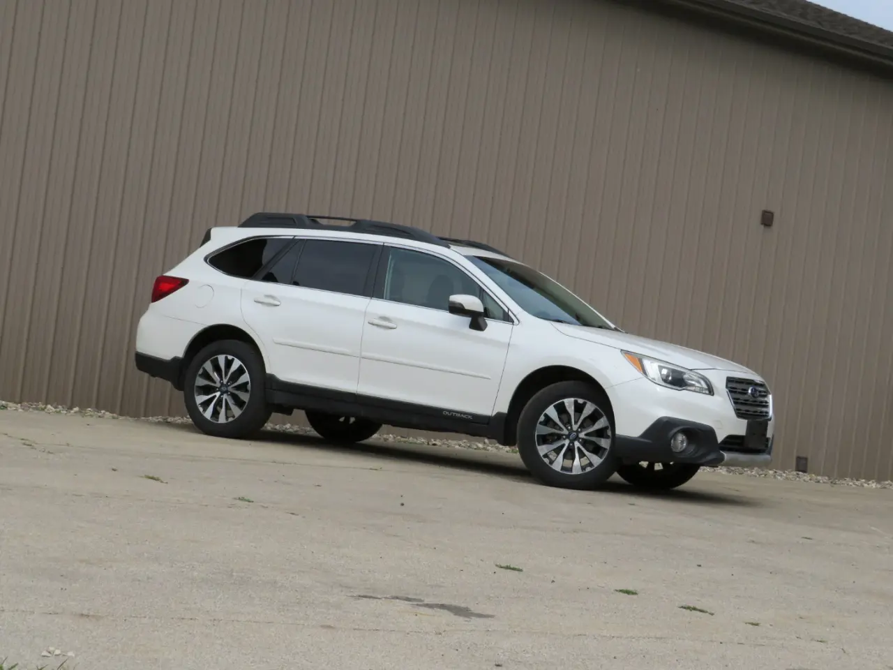 2016 Subaru Outback 3.6R Limited AWD photo