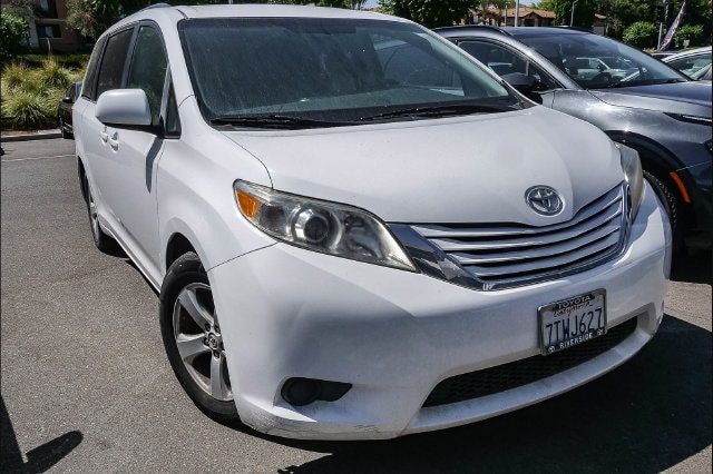 2015 Toyota Sienna LE FWD photo
