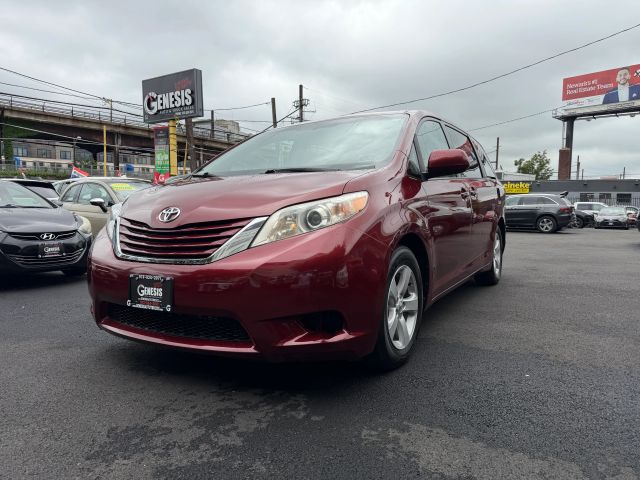 2015 Toyota Sienna LE FWD photo