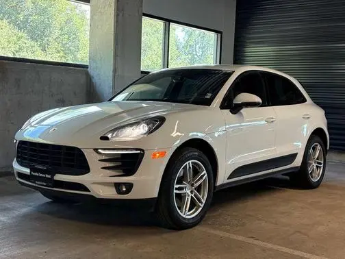 2017 Porsche Macan  AWD photo