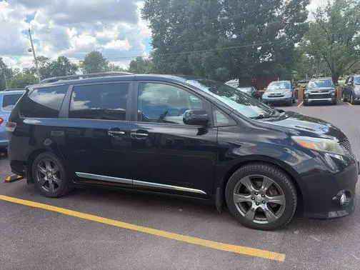 2017 Toyota Sienna SE FWD photo