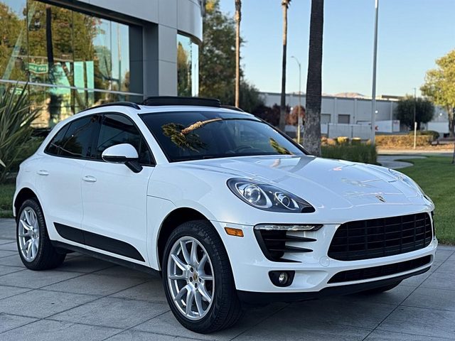 2017 Porsche Macan  AWD photo