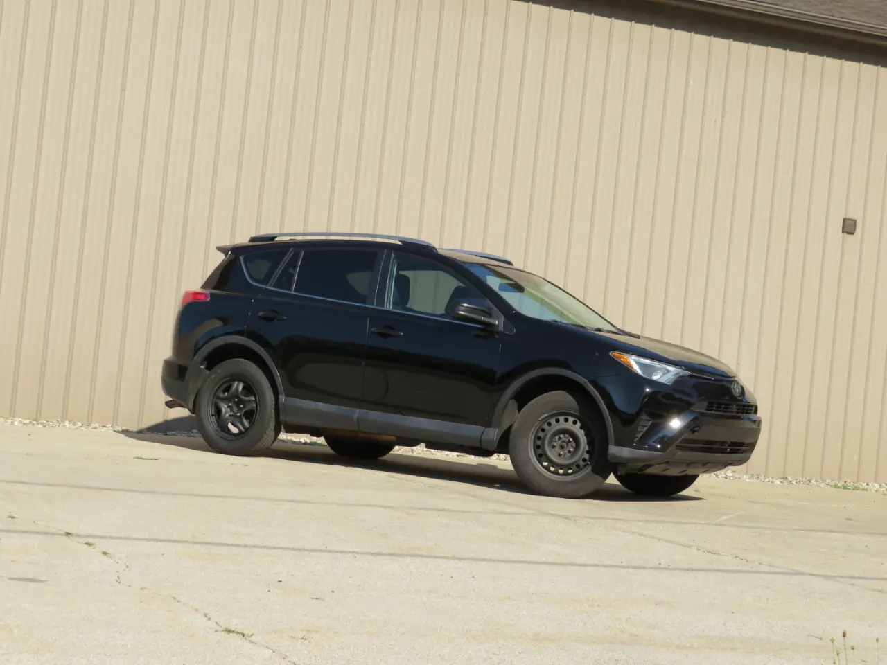 2017 Toyota RAV4 LE FWD photo