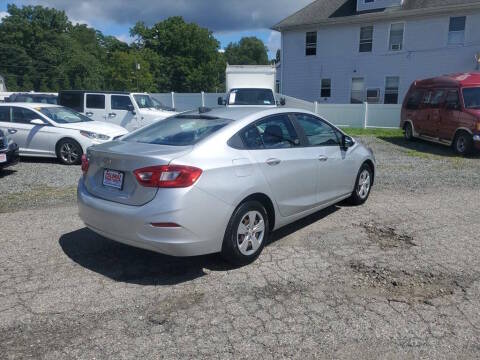 2017 Chevrolet Cruze LS FWD photo