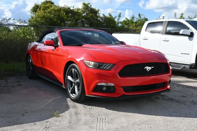 2017 Ford Mustang V6 RWD photo