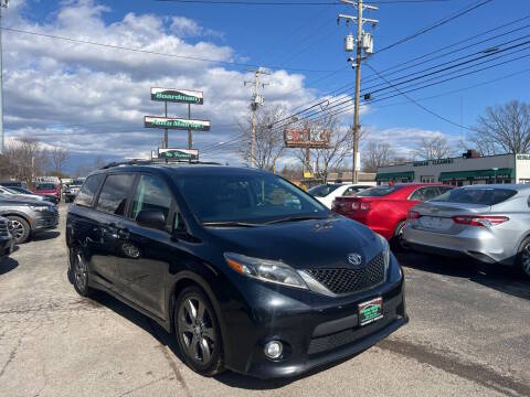 2017 Toyota Sienna SE FWD photo