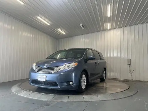 2017 Toyota Sienna XLE Premium FWD photo
