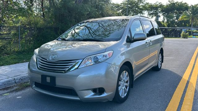 2017 Toyota Sienna LE AWD photo