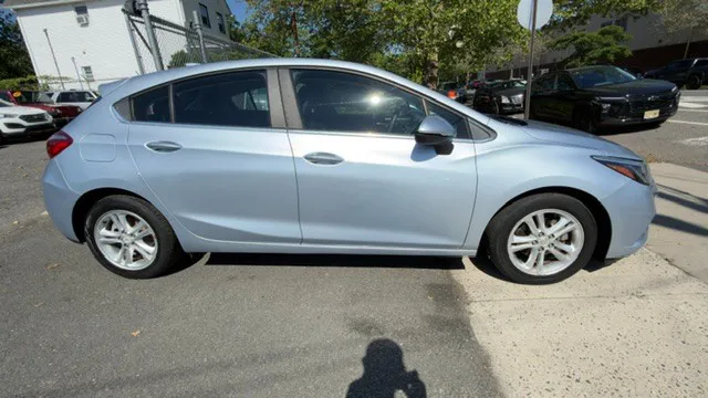 2017 Chevrolet Cruze LT FWD photo