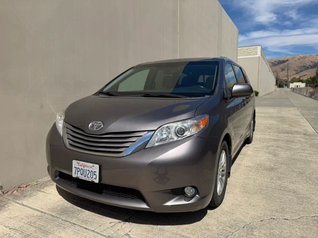 2017 Toyota Sienna XLE FWD photo