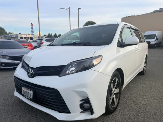 2015 Toyota Sienna LE FWD photo