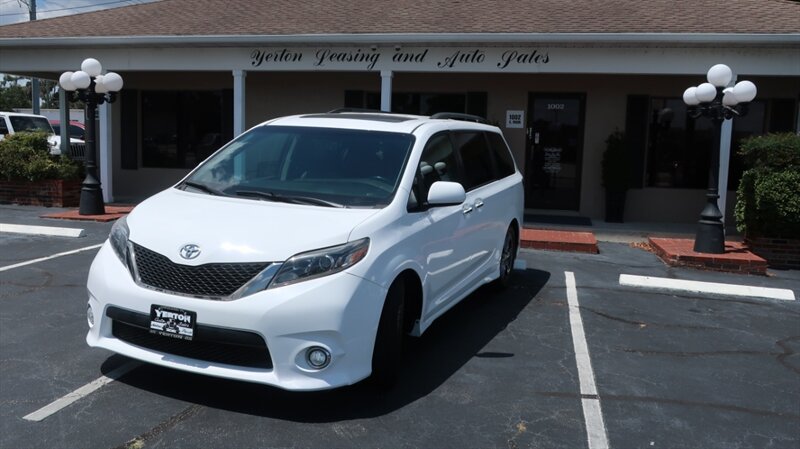 2017 Toyota Sienna SE FWD photo