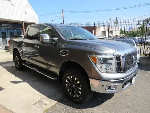 2017 Nissan Titan SL 4WD photo