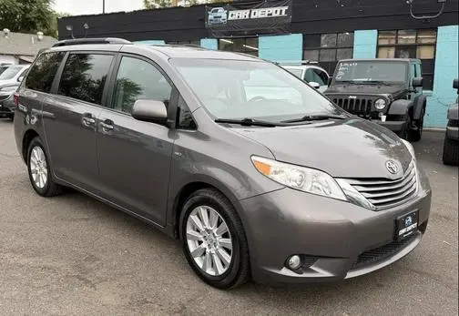 2017 Toyota Sienna XLE AWD photo