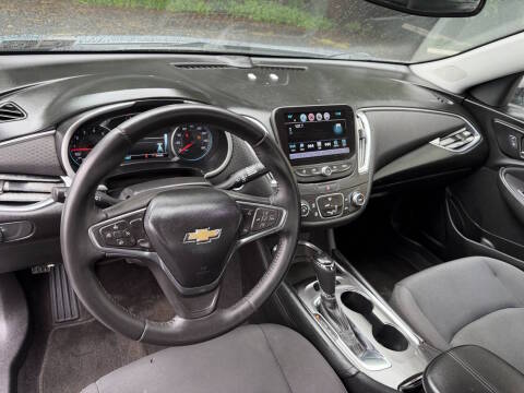 2017 Chevrolet Malibu LT FWD photo