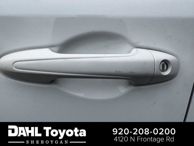 2017 Toyota RAV4 XLE AWD photo