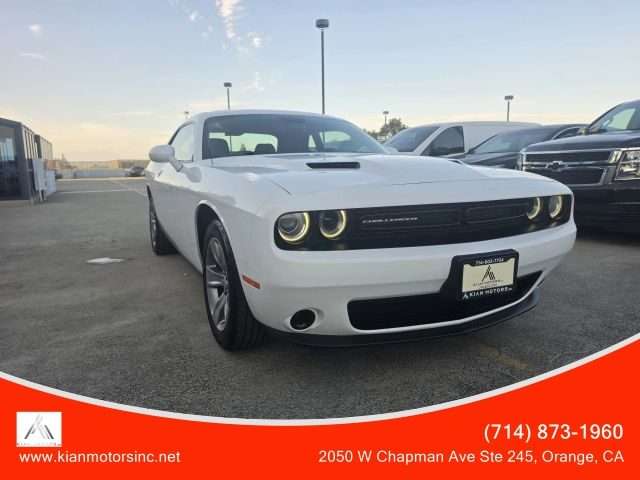 2017 Dodge Challenger SXT RWD photo