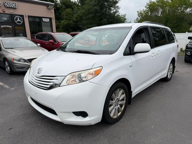 2017 Toyota Sienna LE AWD photo