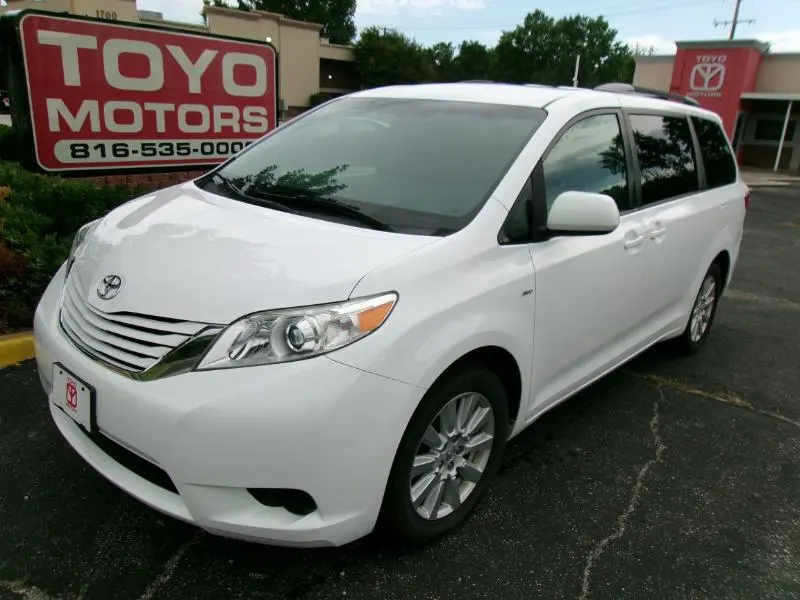 2017 Toyota Sienna LE AWD photo