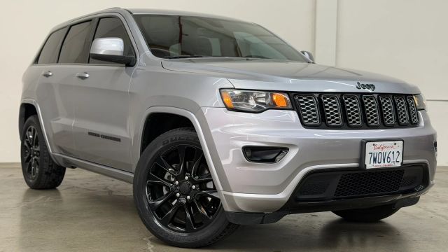 2017 Jeep Grand Cherokee Altitude RWD photo