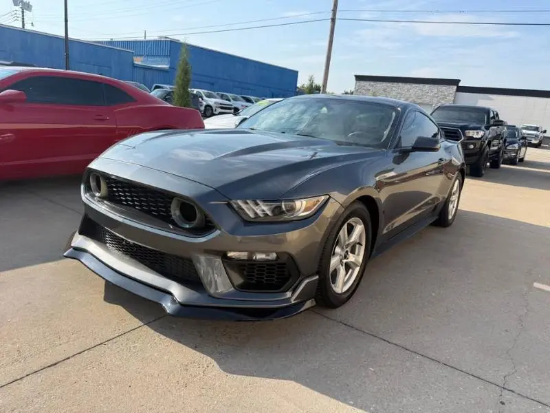 2017 Ford Mustang V6 RWD photo