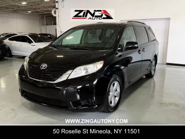 2017 Toyota Sienna LE FWD photo