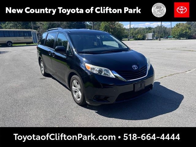 2017 Toyota Sienna LE FWD photo