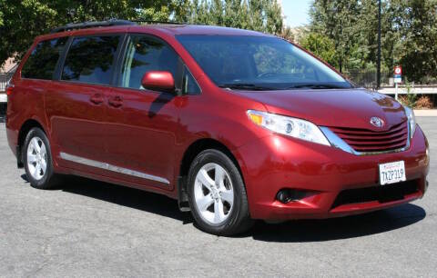 2017 Toyota Sienna LE FWD photo