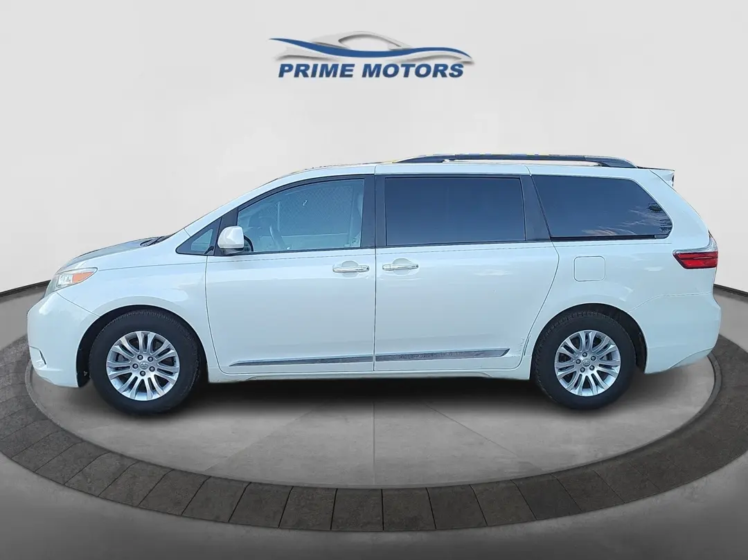 2017 Toyota Sienna XLE FWD photo