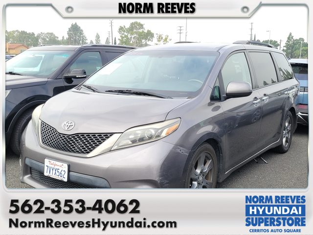 2017 Toyota Sienna SE FWD photo