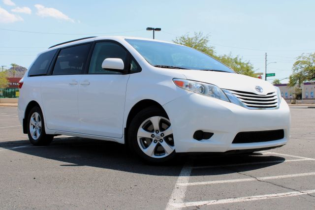 2017 Toyota Sienna LE FWD photo