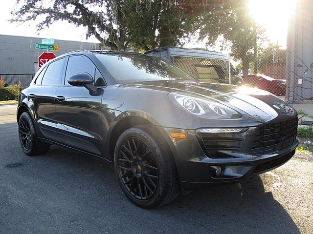 2017 Porsche Macan  AWD photo