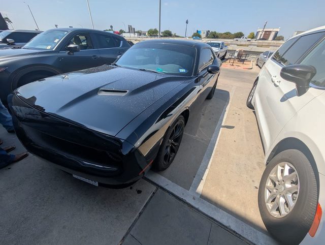 2017 Dodge Challenger SXT RWD photo