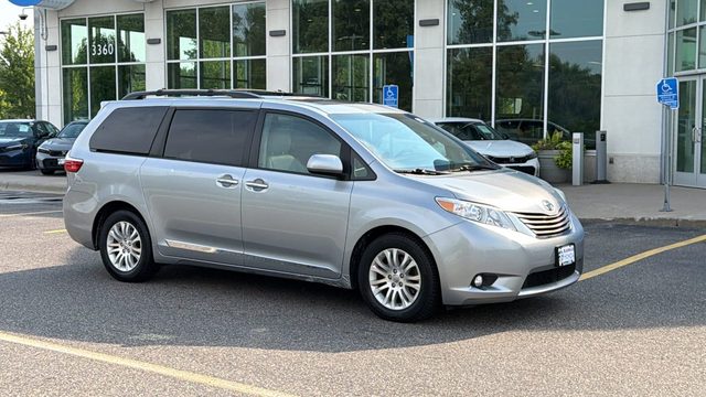 2017 Toyota Sienna XLE FWD photo