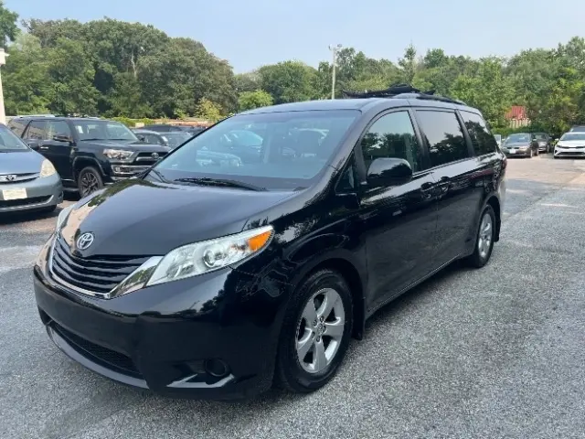 2017 Toyota Sienna LE FWD photo